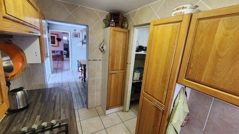 6 Bedroom Property for Sale in Paradise Beach Eastern Cape